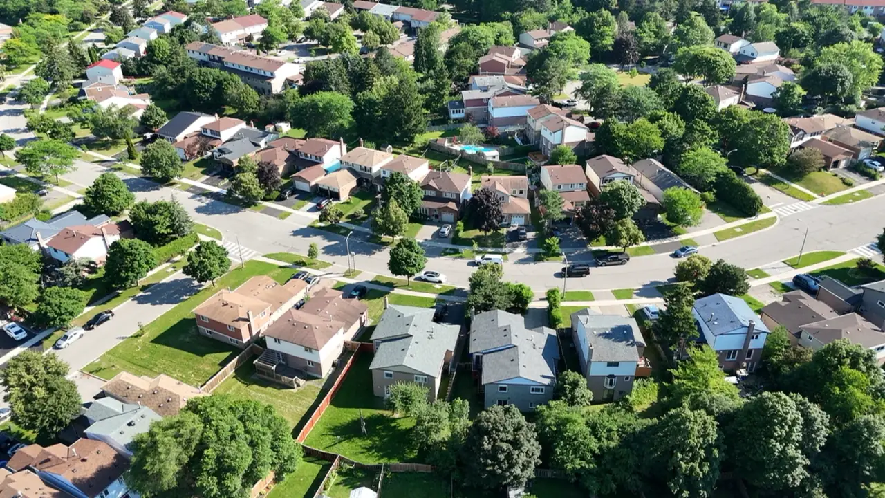 Ontario residential neighbourhood showing homes, lots and surrounding streets